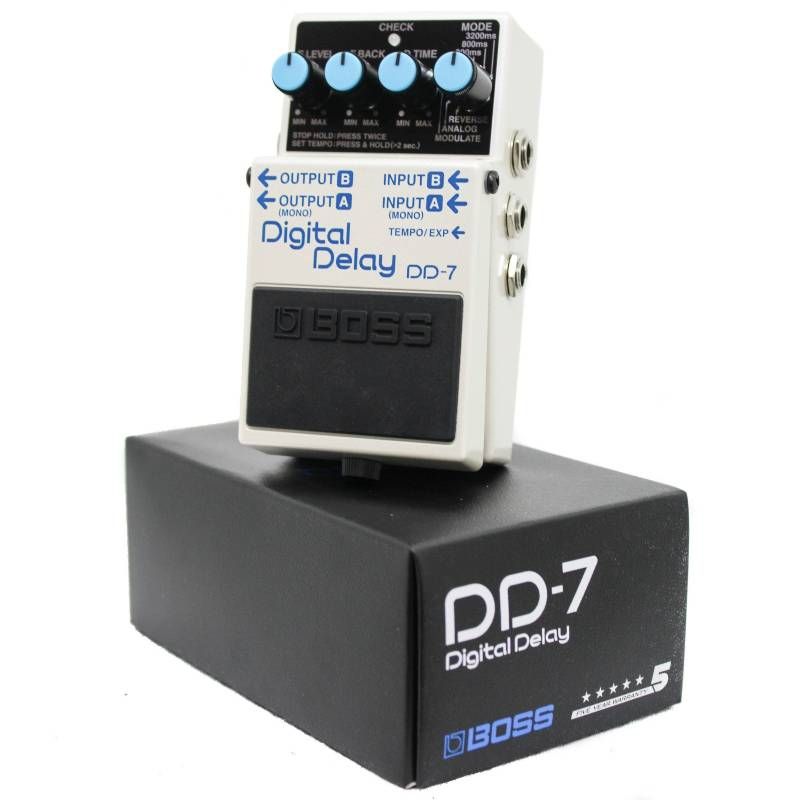 El pedal blanco y azul Boss Digital Delay DD-7 encima de su caja negra