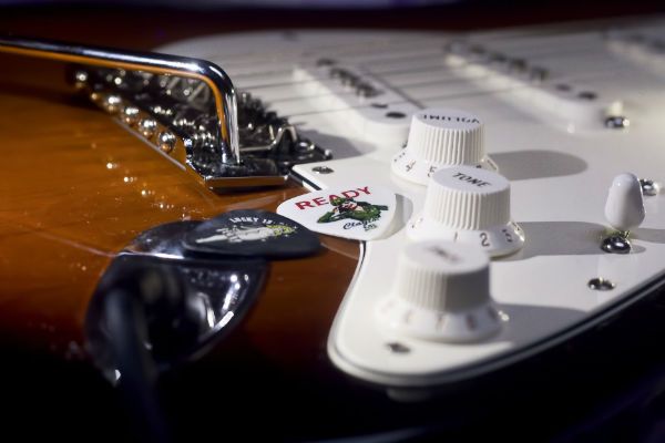 Otro tipo de puente para guitarra es el semiflotante