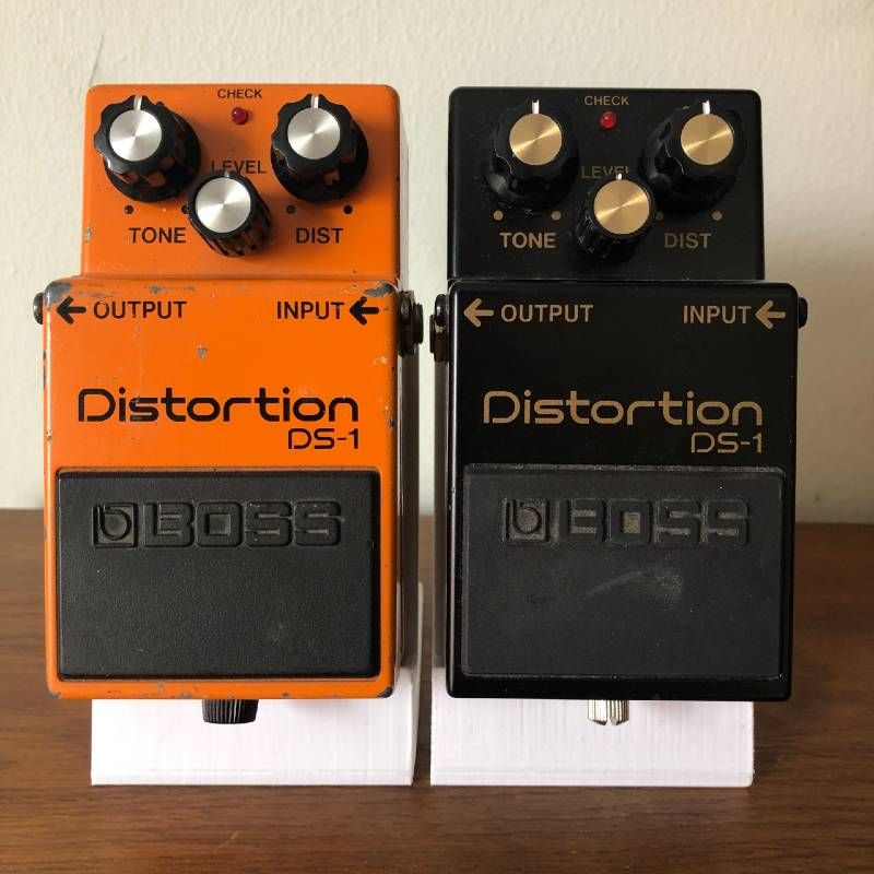 Pedales naranja y negro DS-1 de Boss parados