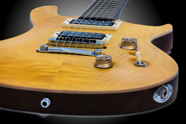 Uno de los tipos de puentes para guitarra es el fijo tune-o-matic