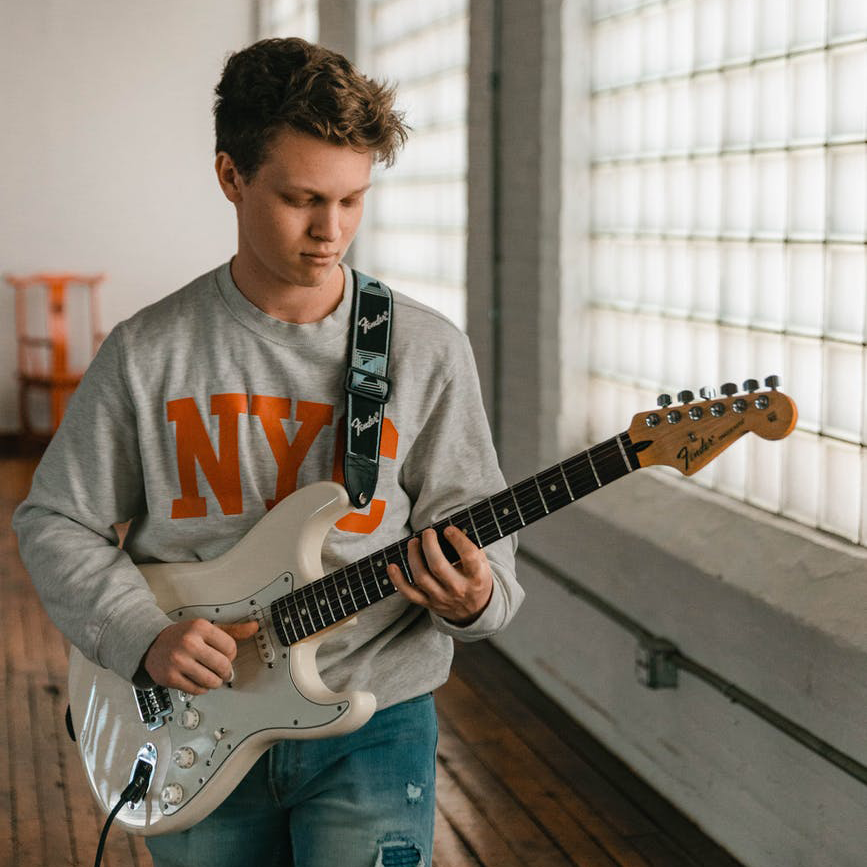 Guitarrista iniciante treina exercícios para destravar a mão esquerda