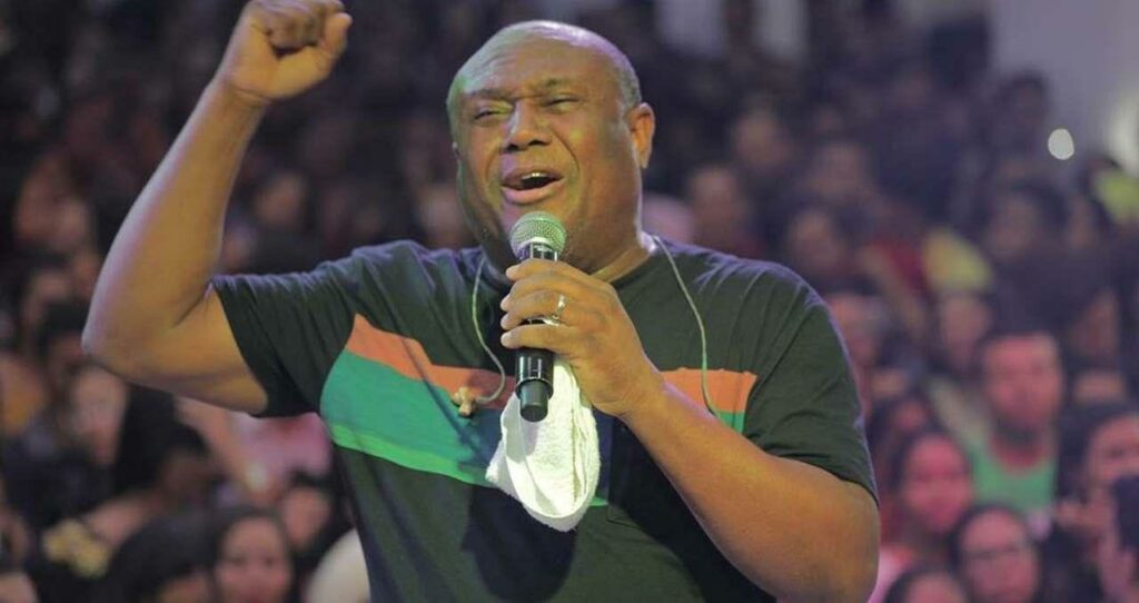 Lázaro se apresentando ao vivo, em uma igreja