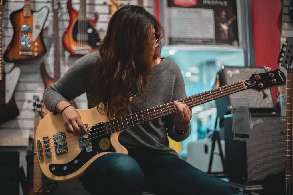 Mulher tocando baixo é uma tendência entre as musicistas