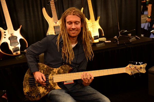 Remco Hendrix mostra como tocar fingerstyle no baixo