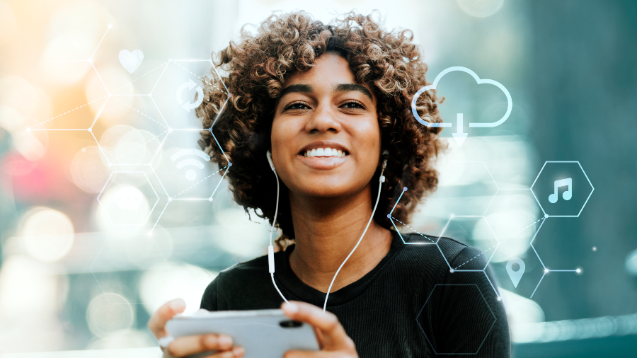 Mulher negra ouve podcast no smartphone