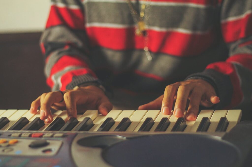 Músico tocando teclado para iniciantes