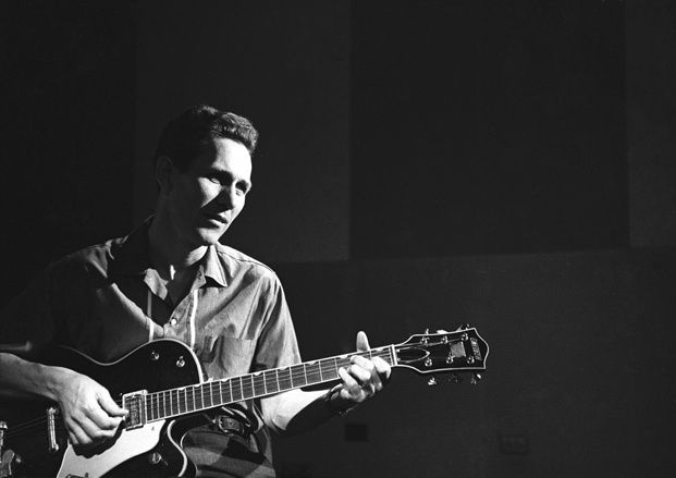 Chester Atkins mostrando como tocar fingerstyle na guitarra