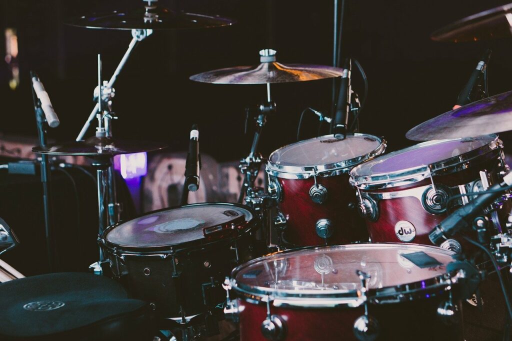 Bateria montada em um palco