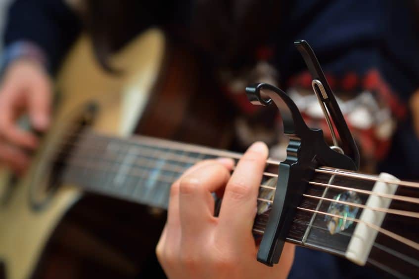 Violão com capotraste, um dos acessórios para violão que todo músico precisa ter