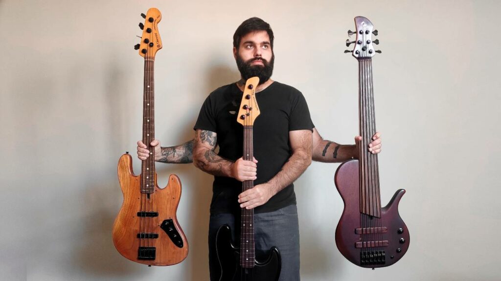 Samuel Chacon segurando baixos; músico é instrutor de baixo do Cifra Club