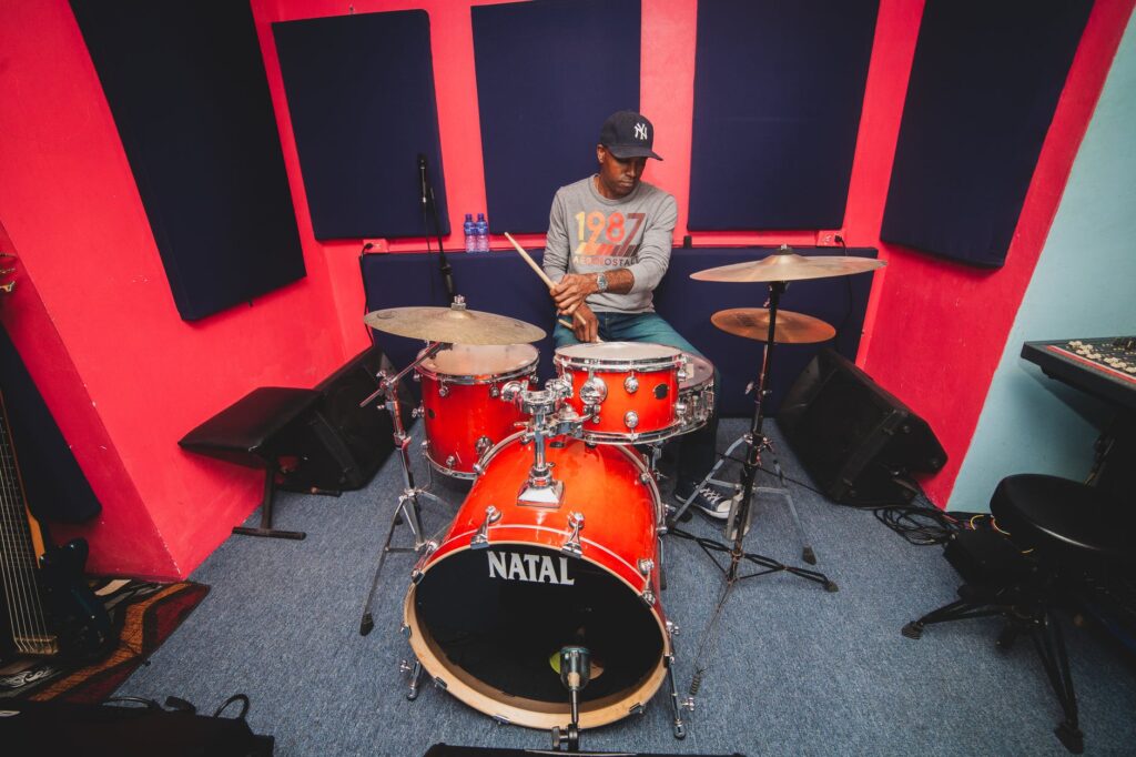 Baterista tocando em studio