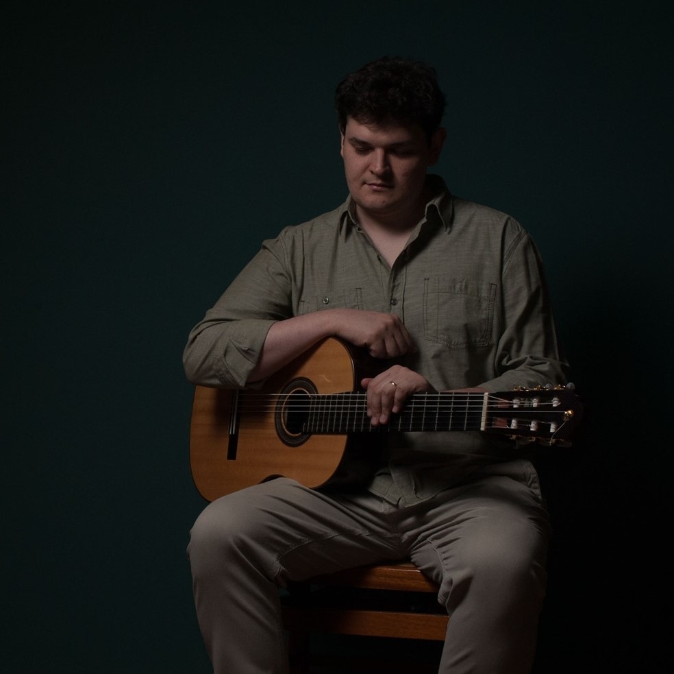 Lucas Telles e o violão, instrumento de cabeceira