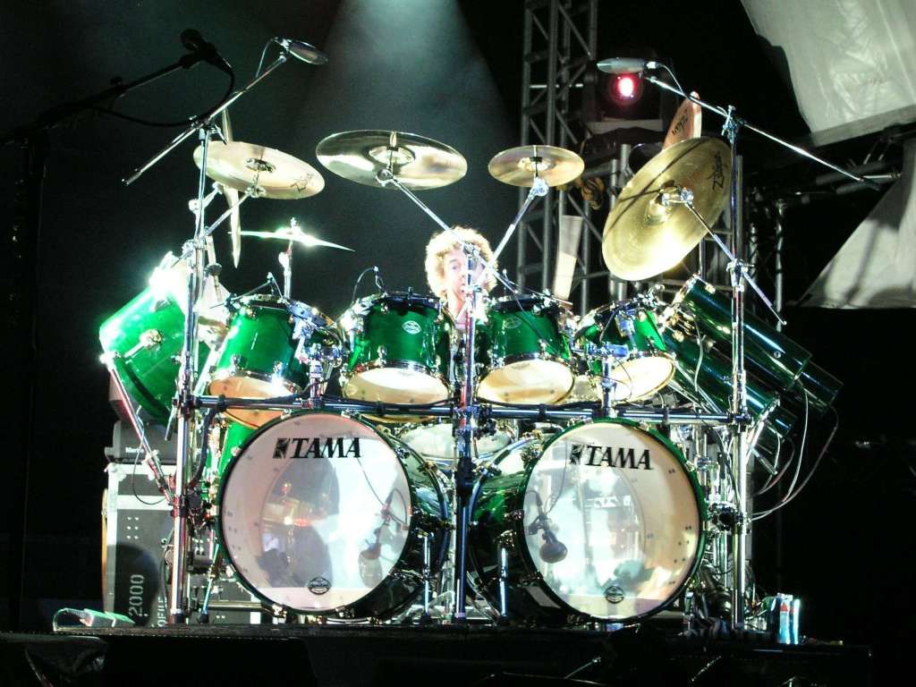 Bateria da Tama, montada no palco