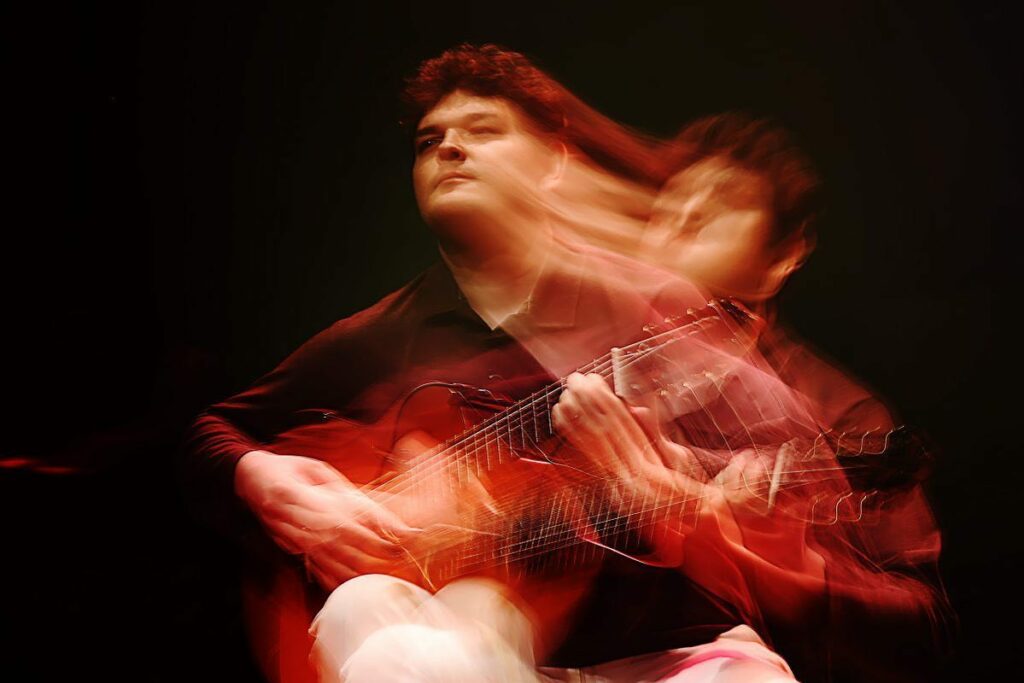 Lucas Telles, instrutor de teoria musical do Cifra Club, tocando violão