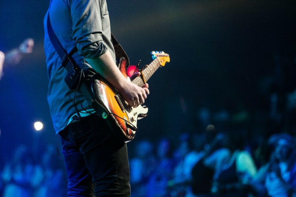 Guitarrista tocando em show ao vivo