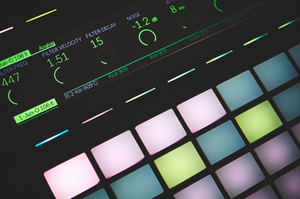 Close em um controlador MIDI, um dos principais equipamentos de home studio