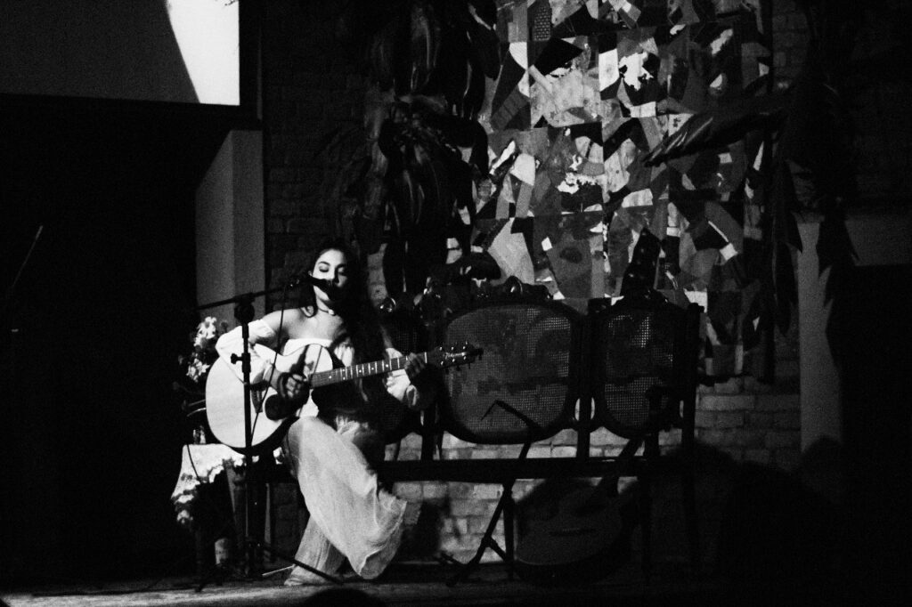 Helena Badari está entre os cantores desconhecidos que cantam muito