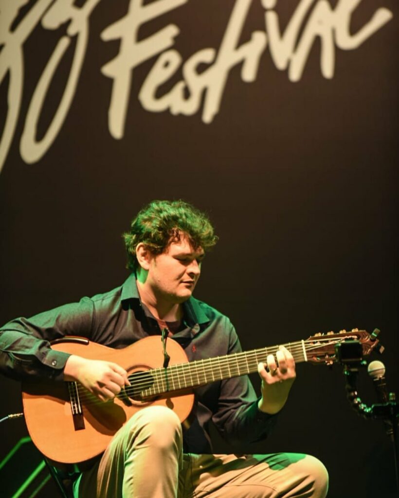 Instrutor de teoria musical do Cifra Club, Lucas Telles, durante show ao vivo