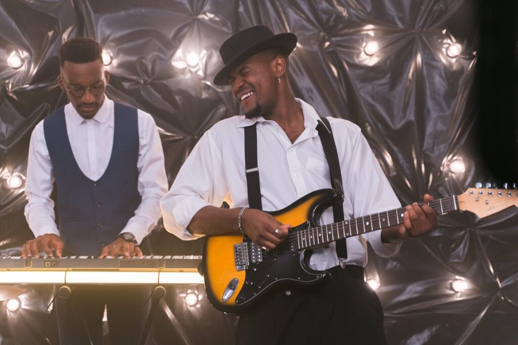 Tecladista e guitarrista fazendo improvisação musical durante um show