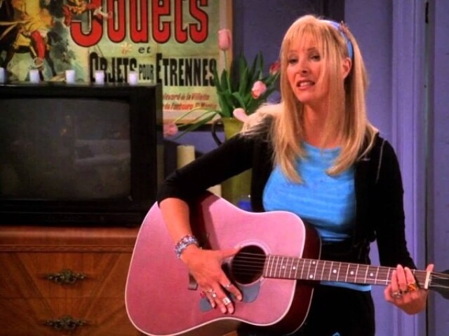 Phoebe, da série Friends, tocou muitas músicas cringe