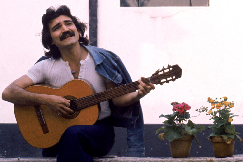 Belchior, cantor e compositor, tocando violão