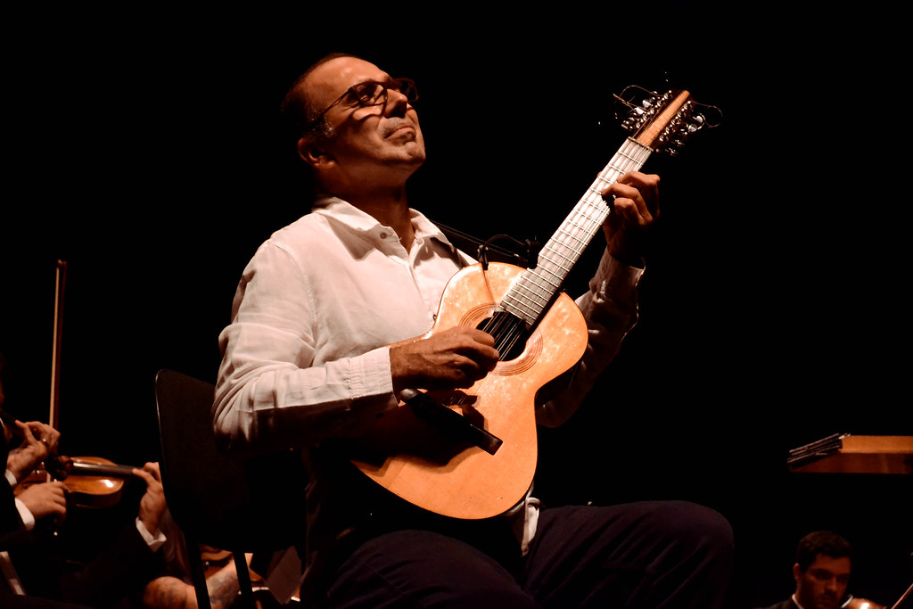 Ivan Vilela toca viola caipira, durante apresentação da Orquestra Sinfônica de Limeira, em 2018