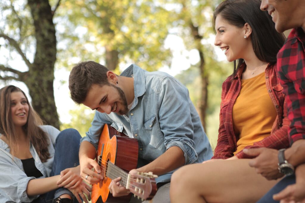 Grupo de amigos tocam músicas sobre amizade