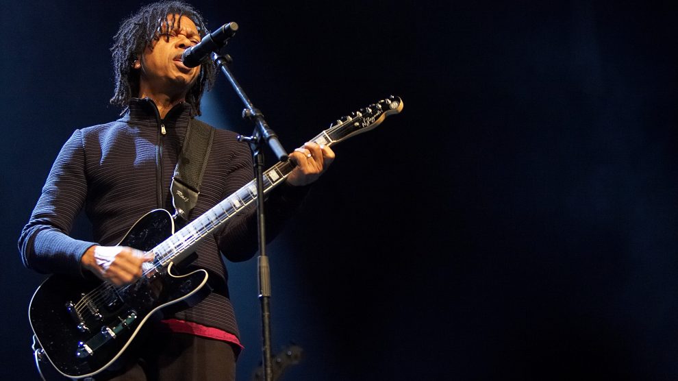 Djavan toca guitarra, durante show