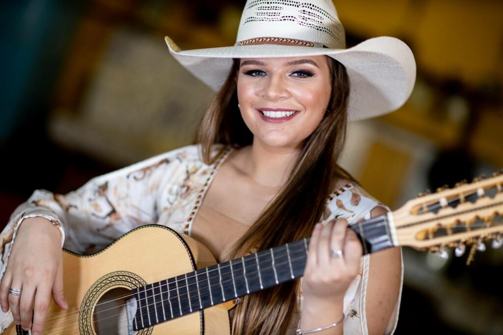 Carol Viola força feminina entre os novos violeiros do Brasil