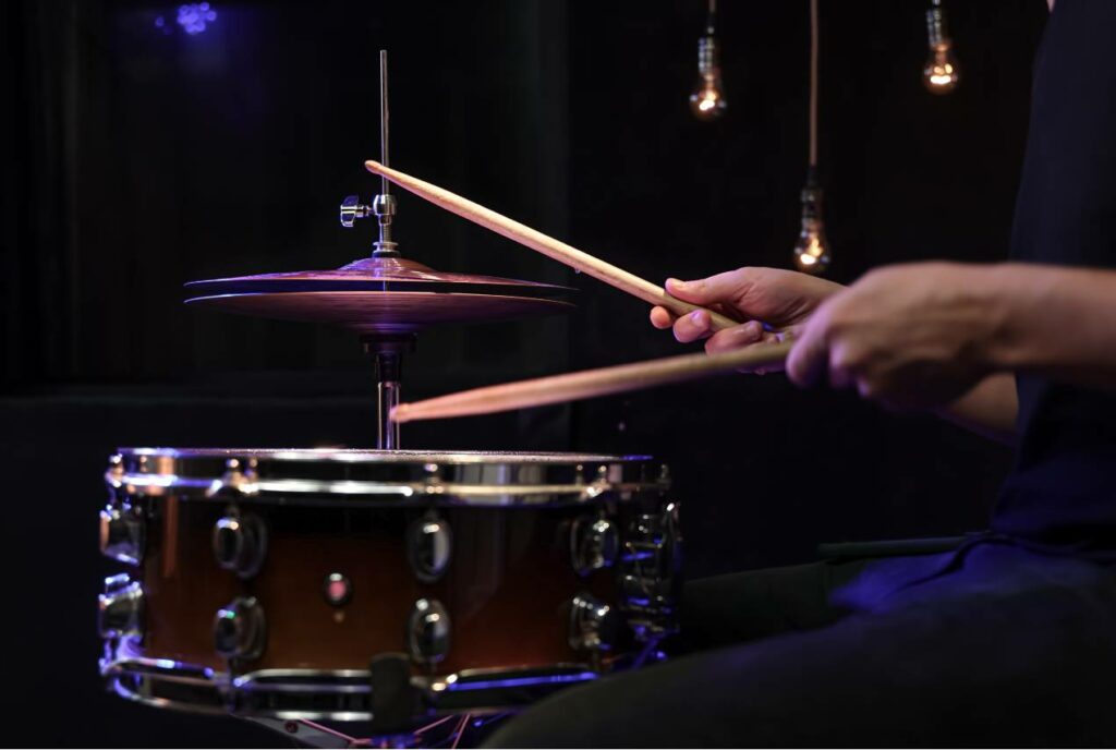 Caixa e chimbal posicionados de forma que mostra que o baterista soube como montar e posicionar o kit de bateria