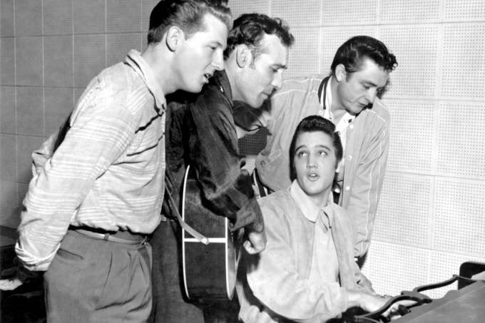 Em 1956, Jerry Lee Lewis, Carl Perkins, Elvis Presley e Johnny Cash em 1956 gravaram música gospel