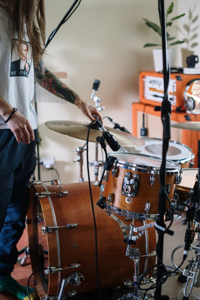 Baterista tentando descobrir como montar e posicionar o kit de bateria