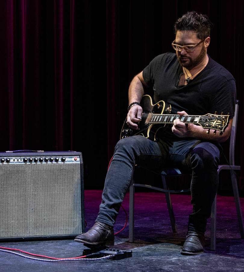 Músico toca com a Zoom G1 Four, um dos melhores modelos de pedaleiras de guitarra para iniciantes
