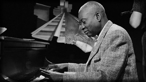 O pai da música gospel, Thomas A. Dorsey tocando piano