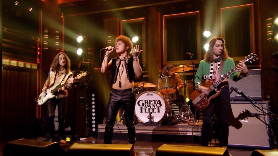Greta Van Fleet tocando ao vivo; banda representa o rock internacional atual