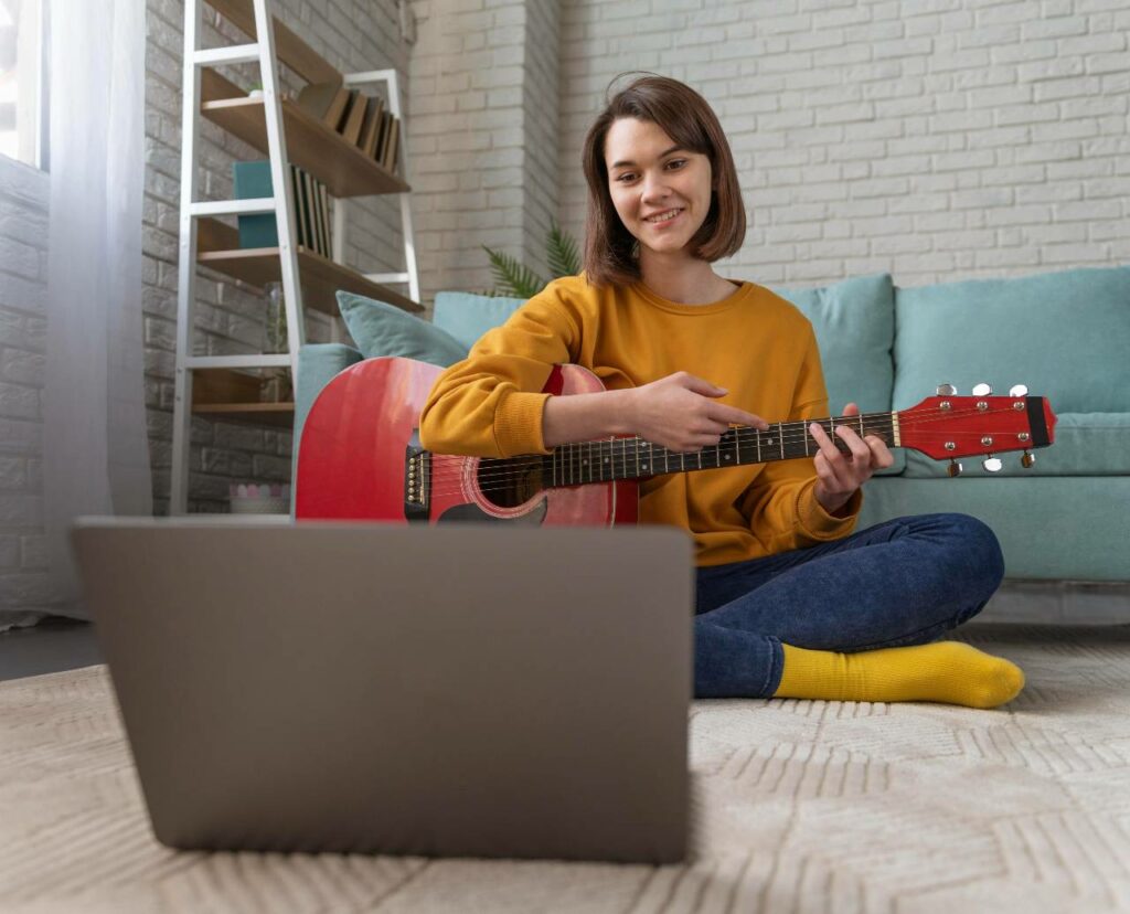 Jovem mulher toca o acorde de Dó maior no violão e executa músicas sem pestanas
