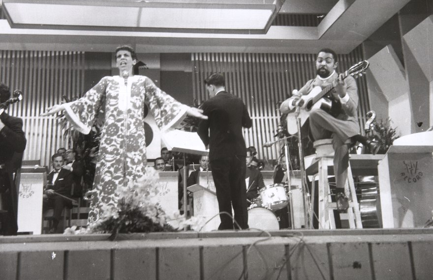 Nana Caymmi e Gilberto Gil, durante participação no Festival da Canção, personagens importantes da história da MPB