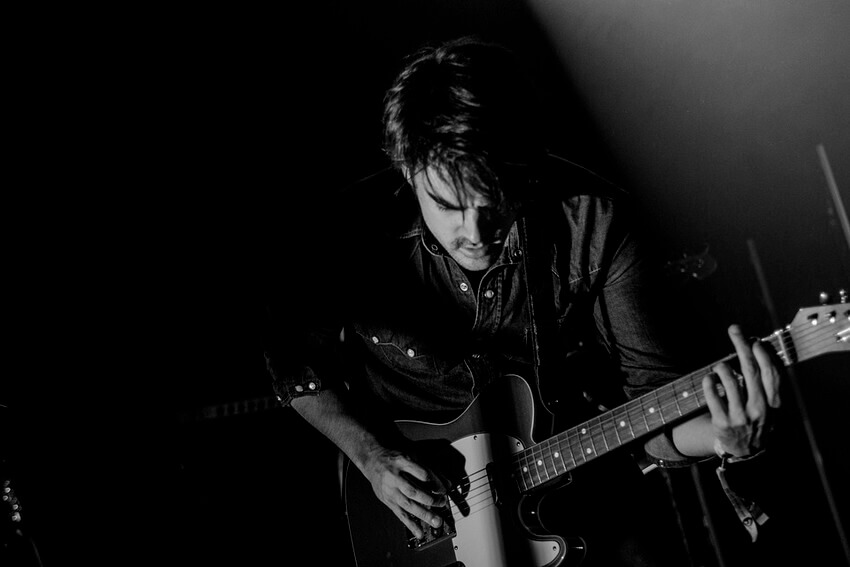 Guitarrista tocando acorde power chord