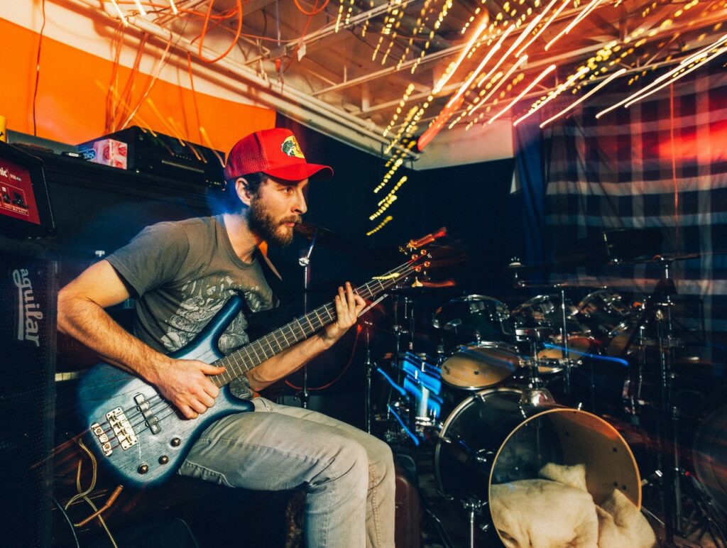 Músico tocando baixo