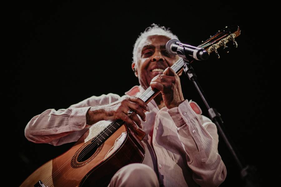 Gilberto Gil tocando violão