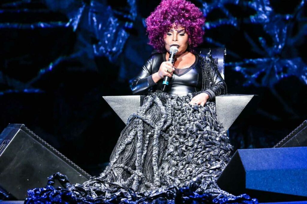 Com noventa anos de vida, Elza Soares entoar músicas sobre violência contra a mulher