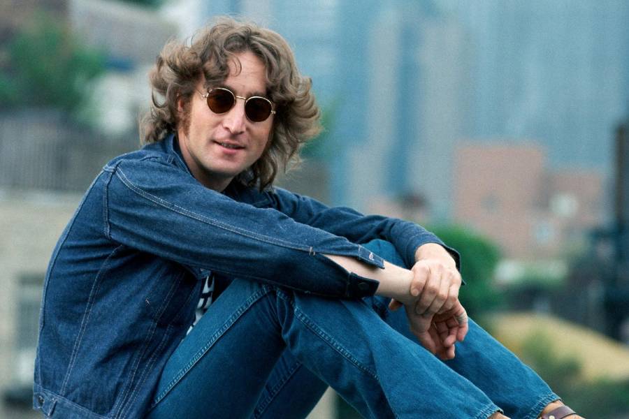 John Lennon em sua cássica foto na cidade de Nova Iorque