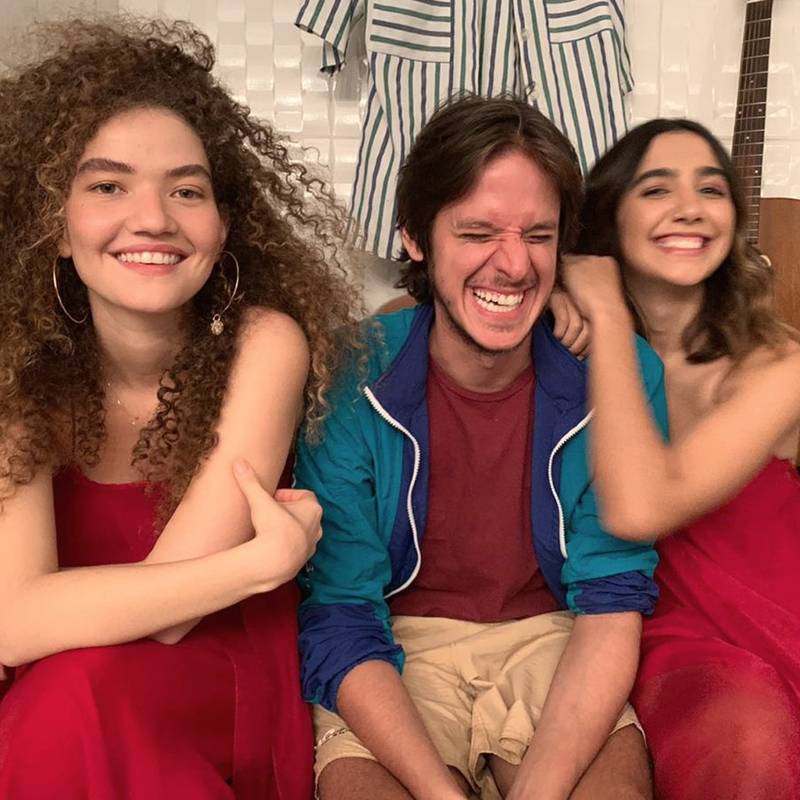 Anavitória e Rubel, durante o clipe da música Partilhar