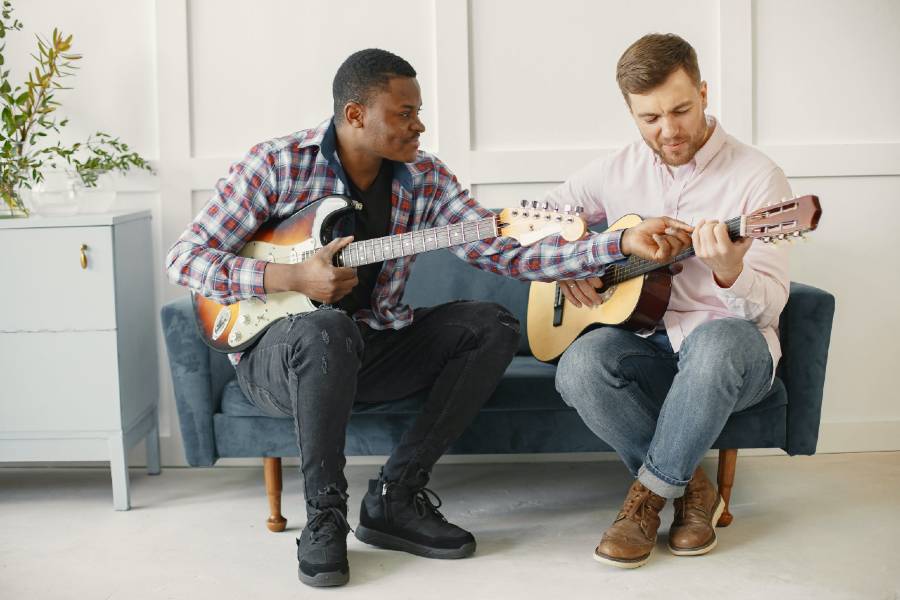 Músicos estudando técnicas de violão e guitarra