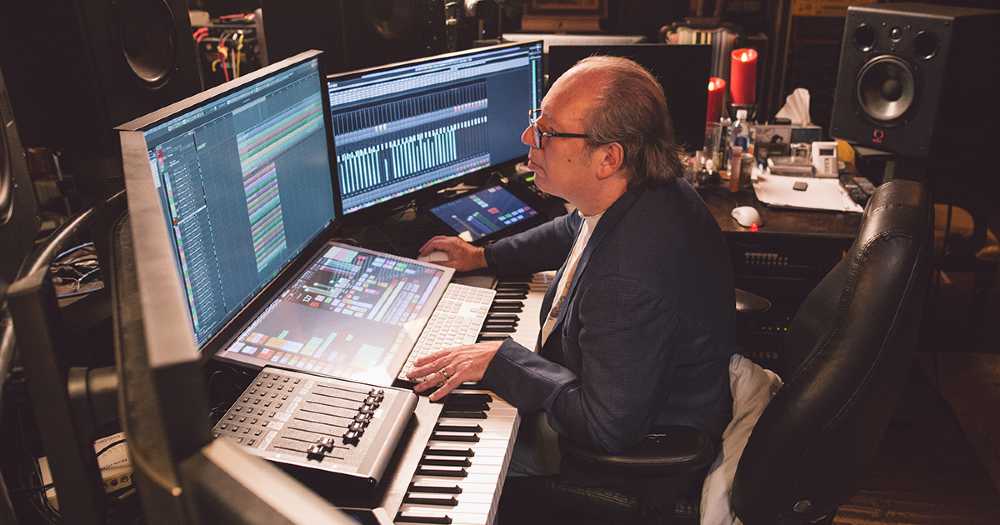 O compositor Hans Zimmer em stúdio trabalhando em trilhas sonoras