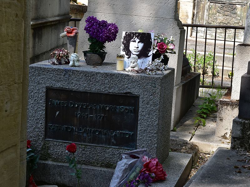 Lápide do túmulo de Jim Morrison, no cemitério Père-Lachaise, na França