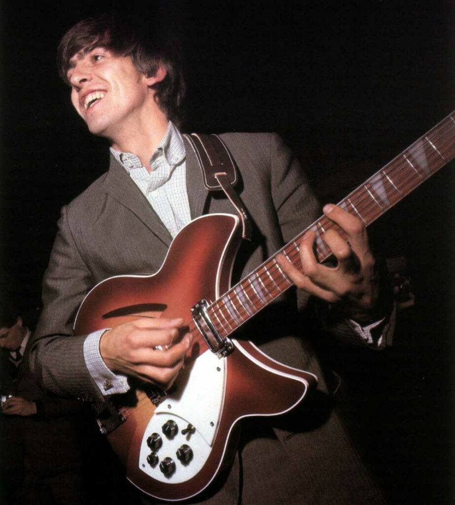 George Harrison toca con una marca de guitarra eléctrica Rickenbacker en concierto de los Beatles