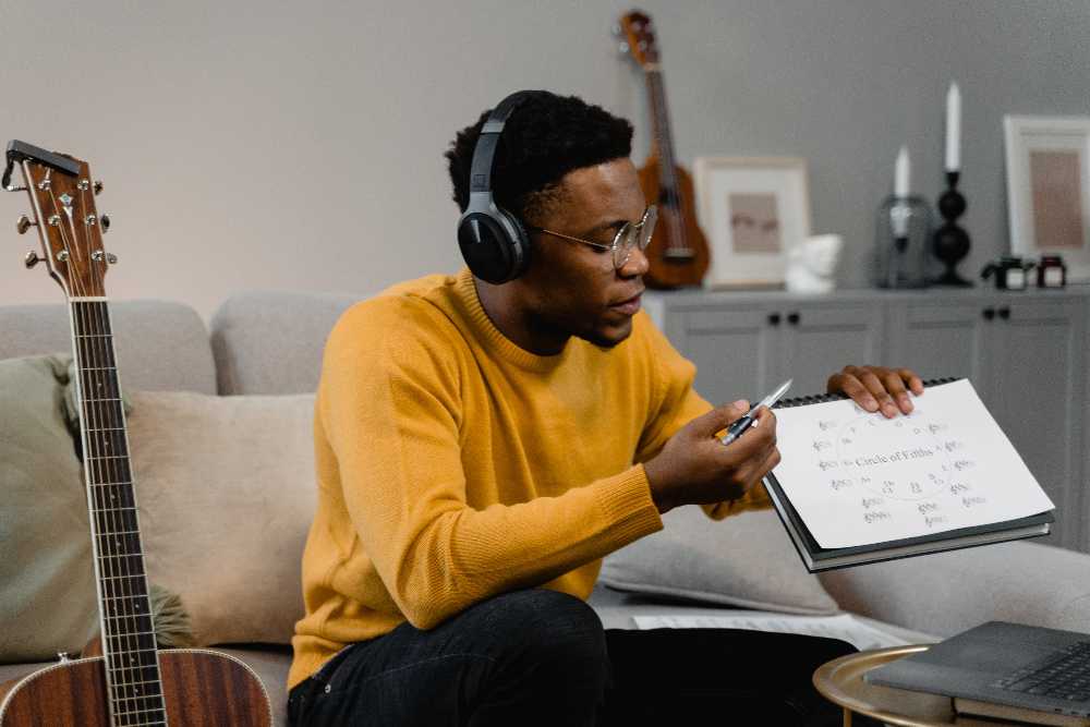 Músico estudia los conceptos de teoría musical