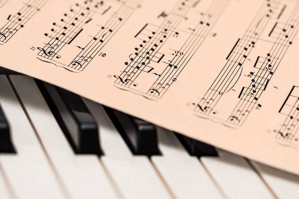 Hoja de partitura encima de un teclado