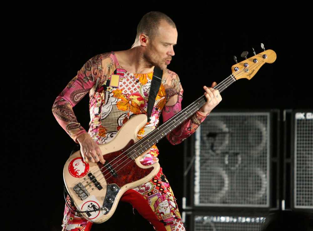 Flea, baixista do Red Hot, tocando em show
